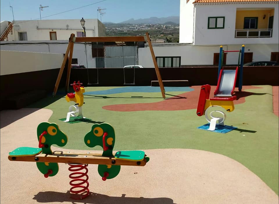 El Ayuntamiento de San Miguel mejora un parque infantil en Las Zocas