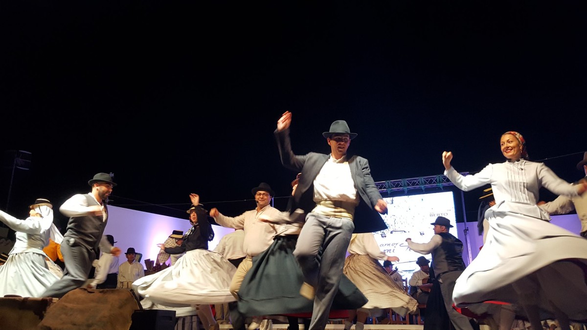 Aldea Blanca acogió su tradicional cita de folclore con el Festival Berto Melo