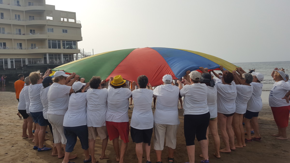Mayores y Amisur se benefician de actividades en la playa