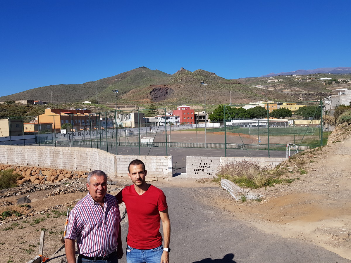 El Alcalde de San Miguel consigue desbloquear las trabas urbanísticas que impedían la instalación de césped artificial en los campos de fútbol de El Roque y Aldea Blanca