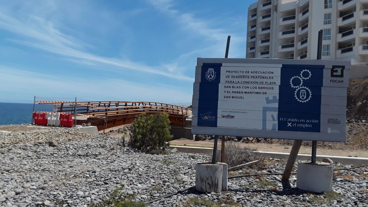 Arturo González satisfecho por los avances en las obras del sendero peatonal en Costa San Miguel