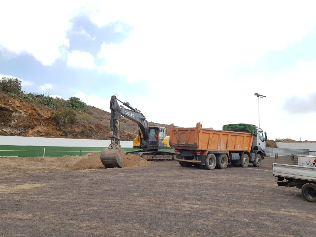 Las obras para dotar de césped artificial al campo de fútbol de El Roque ya están en marcha