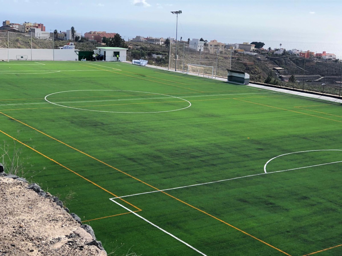 Inauguración del Campo de Fútbol de El Roque  tras su reciente dotación de césped.