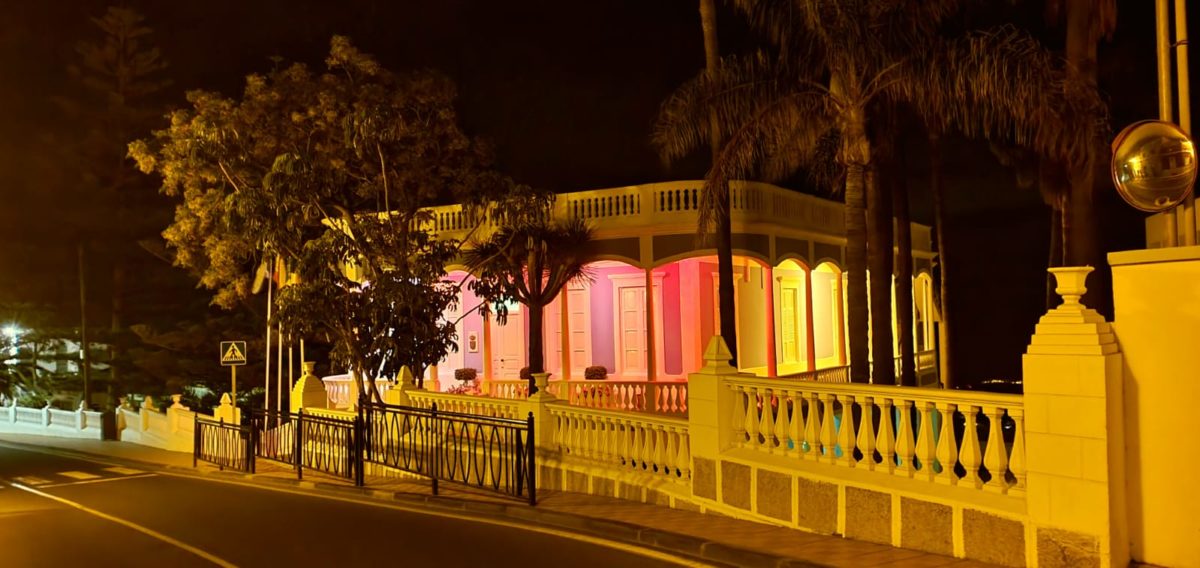 La fachada del Ayuntamiento amanece iluminada en color rojo en el Día Internacional de la Cruz Roja y de la Media Luna Roja