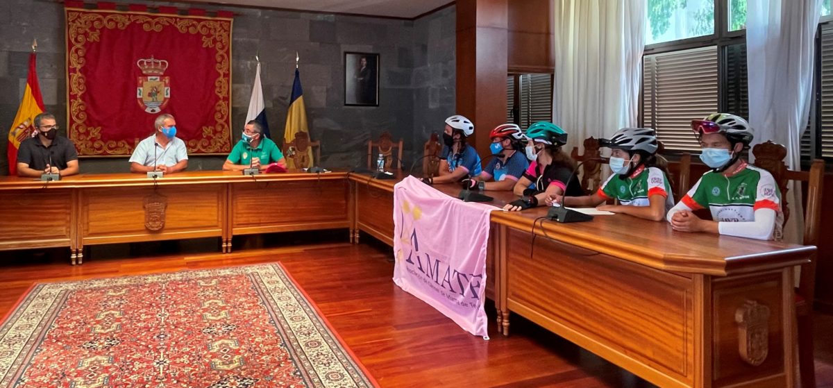 San Miguel recibe al Tour de la Ilusión y muestra su apoyo para concienciar sobre el cáncer de mama