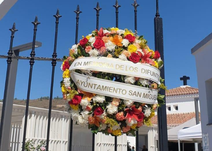 Corona de flores en el Cementerio municipal en memoria de todos los difuntos