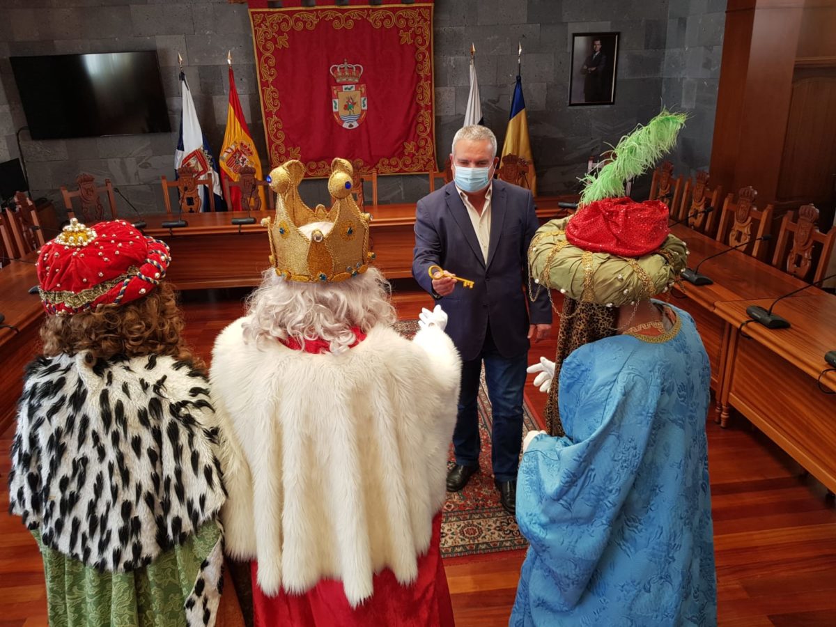 El alcalde entrega a los Reyes Magos la llave del municipio