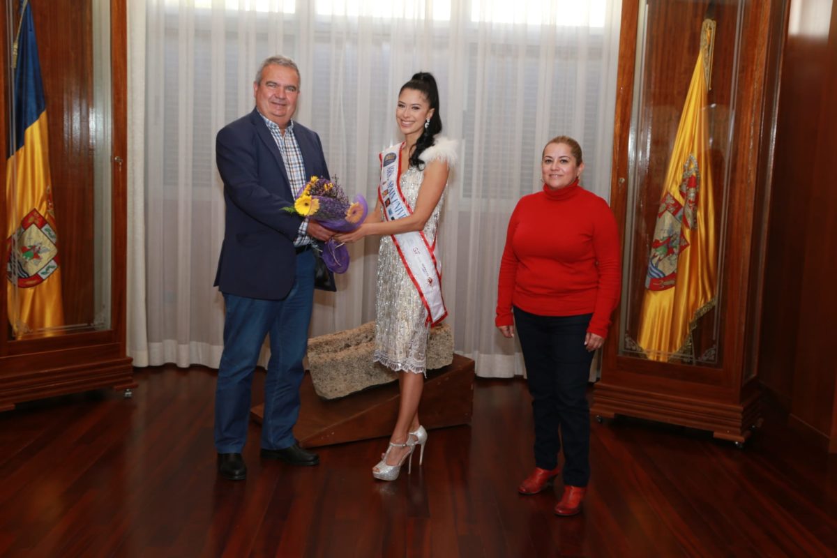 El ayuntamiento recibe a la sanmiguelera Noelia Delgado, candidata a Mrs Universe