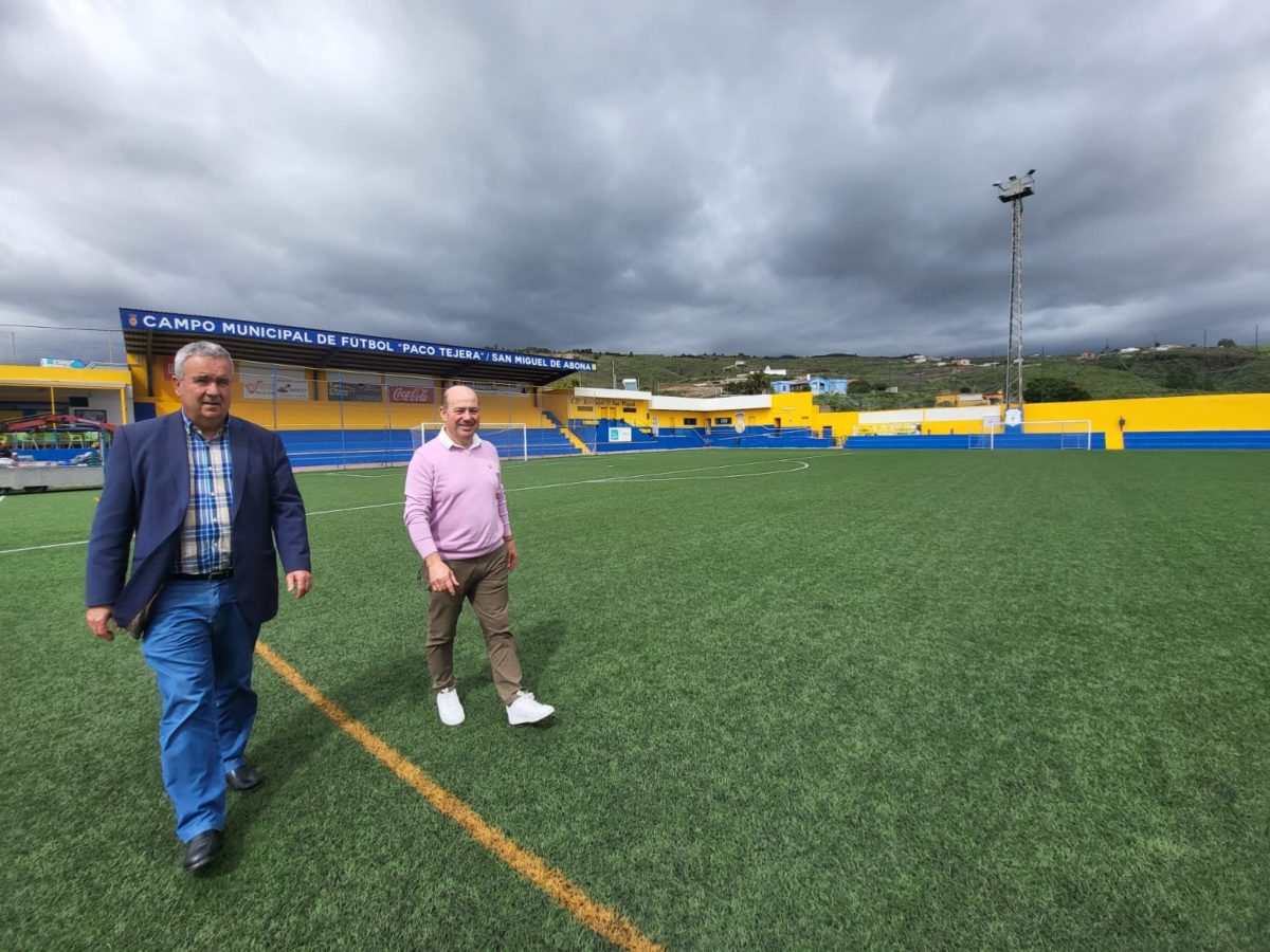 Continúan los trabajos de la nueva instalación eléctrica del campo de fútbol «Paco Tejera»