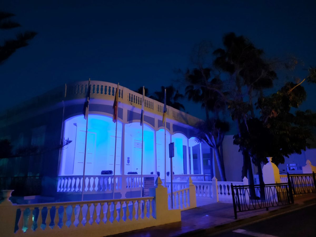 La fachada del ayuntamiento amanece de color azul con motivo del Día Internacional del síndrome de Angelman