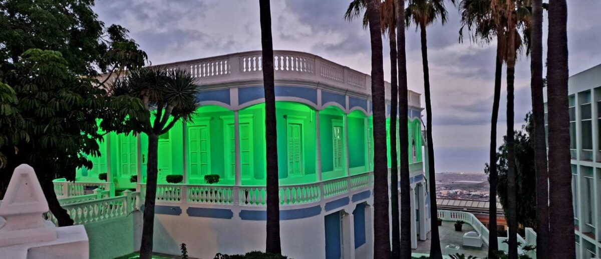 El ayuntamiento se ilumina de color verde con motivo del Día Mundial de la ELA