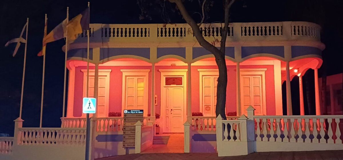 El ayuntamiento se ilumina de color rojo con motivo del 150 aniversario de Cruz Roja en Canarias