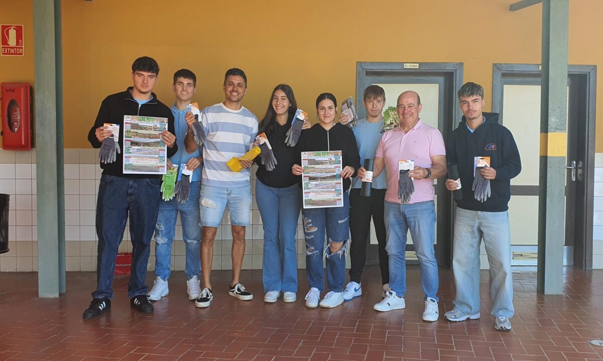 Ayuntamiento y alumnado del IES San Miguel ponen en marcha la campaña «Nuestro municipio, más limpio»